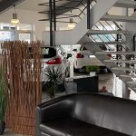 2_autos_hinter_treppe